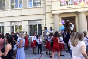 На расстоянии и в масках: как прошел Первый звонок в одесских школах фото 8