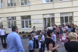 На расстоянии и в масках: как прошел Первый звонок в одесских школах фото 13