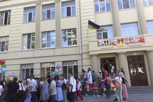 На расстоянии и в масках: как прошел Первый звонок в одесских школах фото 14
