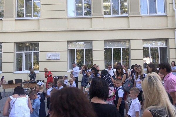 На расстоянии и в масках: как прошел Первый звонок в одесских школах фото 16