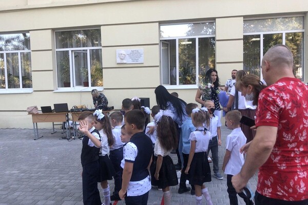 На расстоянии и в масках: как прошел Первый звонок в одесских школах фото 17