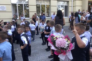 На расстоянии и в масках: как прошел Первый звонок в одесских школах фото 19