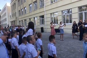 На расстоянии и в масках: как прошел Первый звонок в одесских школах фото 23