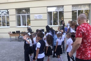 На расстоянии и в масках: как прошел Первый звонок в одесских школах фото 24