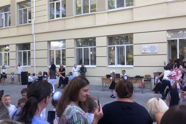 На расстоянии и в масках: как прошел Первый звонок в одесских школах фото 25