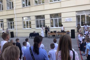 На расстоянии и в масках: как прошел Первый звонок в одесских школах фото 27