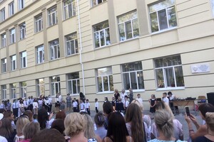 На расстоянии и в масках: как прошел Первый звонок в одесских школах фото 28