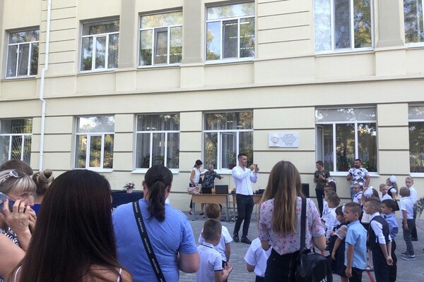 На расстоянии и в масках: как прошел Первый звонок в одесских школах фото 35