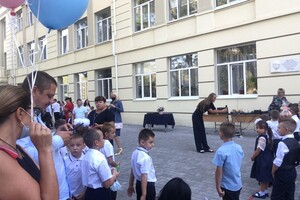 На расстоянии и в масках: как прошел Первый звонок в одесских школах фото 36