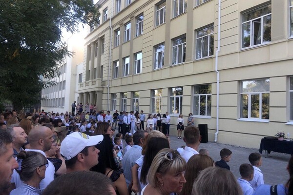 На расстоянии и в масках: как прошел Первый звонок в одесских школах фото 39