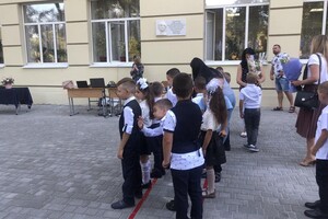 На расстоянии и в масках: как прошел Первый звонок в одесских школах фото 41