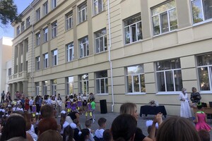 На расстоянии и в масках: как прошел Первый звонок в одесских школах фото 42