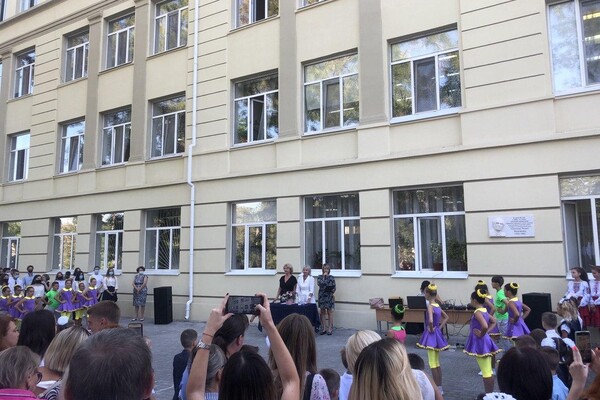 На расстоянии и в масках: как прошел Первый звонок в одесских школах фото 45