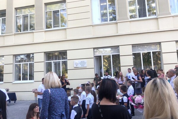 На расстоянии и в масках: как прошел Первый звонок в одесских школах фото 48
