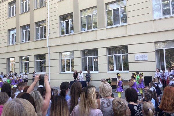 На расстоянии и в масках: как прошел Первый звонок в одесских школах фото 49