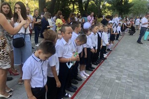 На расстоянии и в масках: как прошел Первый звонок в одесских школах фото 51