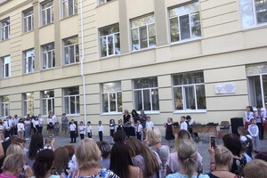 На расстоянии и в масках: как прошел Первый звонок в одесских школах фото 56