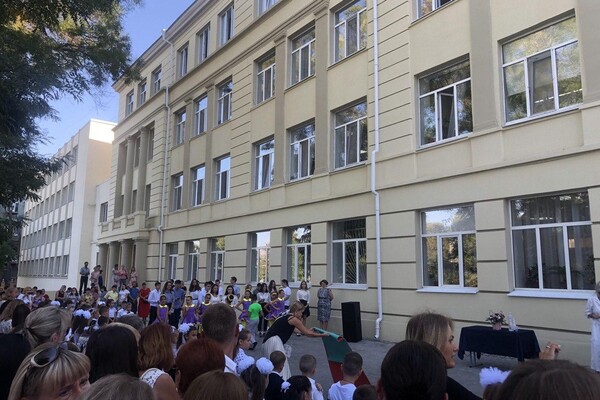 На расстоянии и в масках: как прошел Первый звонок в одесских школах фото 57