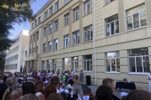 На расстоянии и в масках: как прошел Первый звонок в одесских школах фото 57