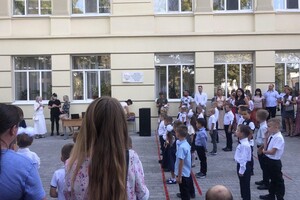 На расстоянии и в масках: как прошел Первый звонок в одесских школах фото 58