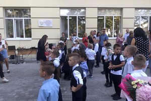 На расстоянии и в масках: как прошел Первый звонок в одесских школах фото 59