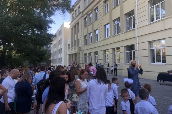 На расстоянии и в масках: как прошел Первый звонок в одесских школах фото 60