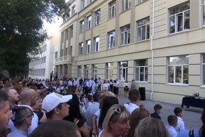 На расстоянии и в масках: как прошел Первый звонок в одесских школах фото 64
