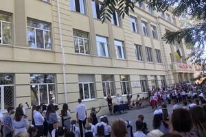 На расстоянии и в масках: как прошел Первый звонок в одесских школах фото 67