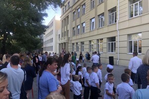На расстоянии и в масках: как прошел Первый звонок в одесских школах фото 69