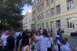 На расстоянии и в масках: как прошел Первый звонок в одесских школах фото 70