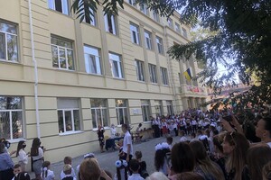 На расстоянии и в масках: как прошел Первый звонок в одесских школах фото 79