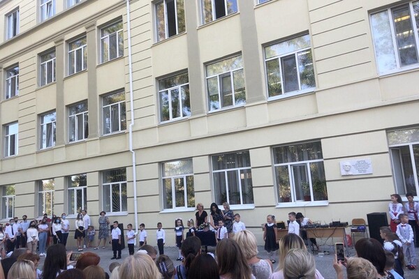 На расстоянии и в масках: как прошел Первый звонок в одесских школах фото 81