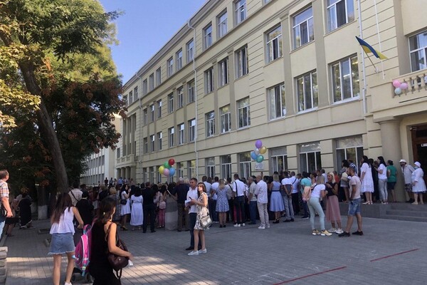 На расстоянии и в масках: как прошел Первый звонок в одесских школах фото 84