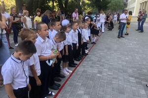 На расстоянии и в масках: как прошел Первый звонок в одесских школах фото 88