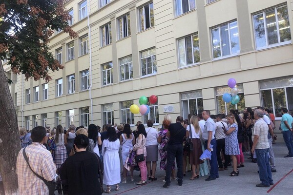 На расстоянии и в масках: как прошел Первый звонок в одесских школах фото 94