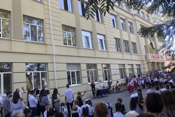 На расстоянии и в масках: как прошел Первый звонок в одесских школах фото 95