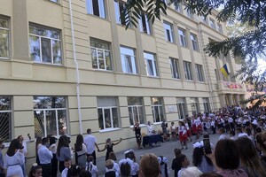 На расстоянии и в масках: как прошел Первый звонок в одесских школах фото 98