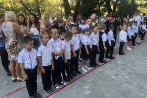 На расстоянии и в масках: как прошел Первый звонок в одесских школах фото 99