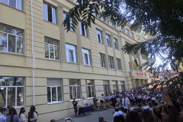 На расстоянии и в масках: как прошел Первый звонок в одесских школах фото 101