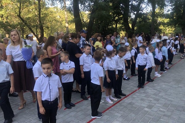 На расстоянии и в масках: как прошел Первый звонок в одесских школах фото 102