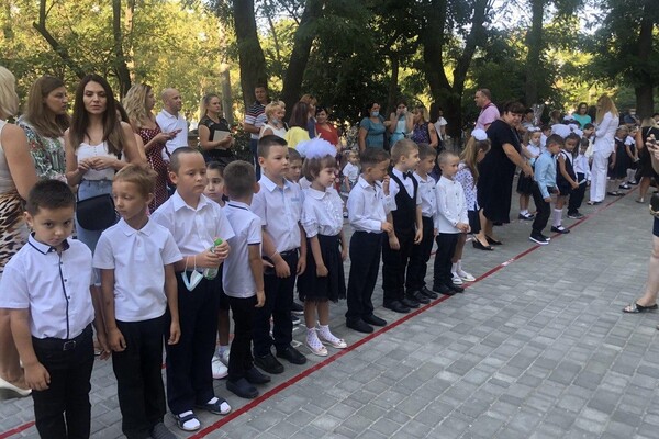 На расстоянии и в масках: как прошел Первый звонок в одесских школах фото 103