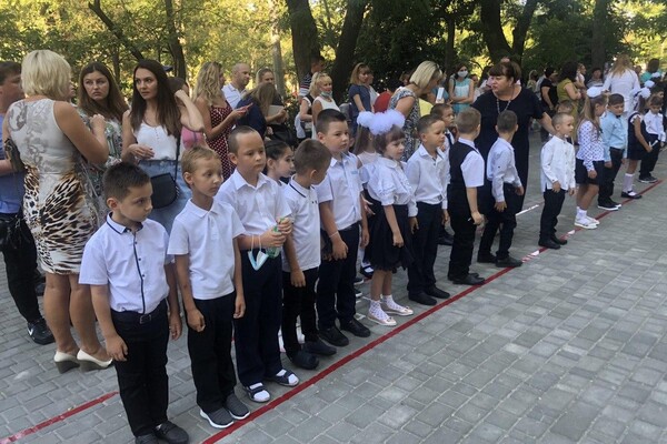 На расстоянии и в масках: как прошел Первый звонок в одесских школах фото 104