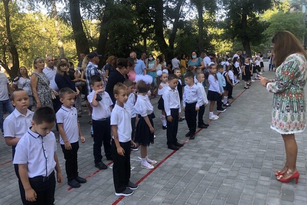 На расстоянии и в масках: как прошел Первый звонок в одесских школах фото 105