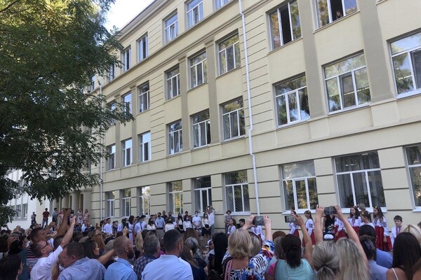 На расстоянии и в масках: как прошел Первый звонок в одесских школах фото 106