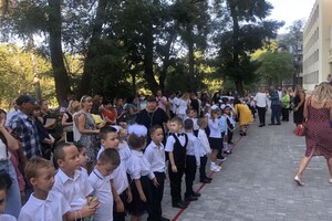На расстоянии и в масках: как прошел Первый звонок в одесских школах фото 107