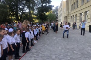 На расстоянии и в масках: как прошел Первый звонок в одесских школах фото 110
