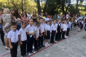 На расстоянии и в масках: как прошел Первый звонок в одесских школах фото 113