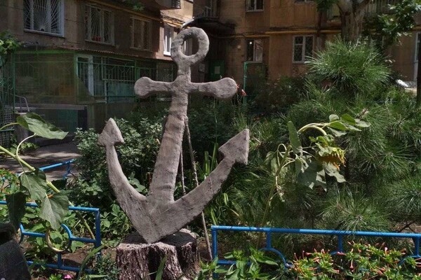 Открытие скульптуры: во дворике на Молдованке рыбачка Соня дождалась моряка фото