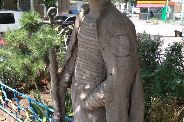 Открытие скульптуры: во дворике на Молдованке рыбачка Соня дождалась моряка фото 5