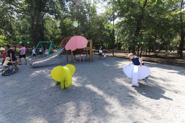 Арка, пруд и фламинго: как выглядит новый вход в Одесский зоопарк фото 22